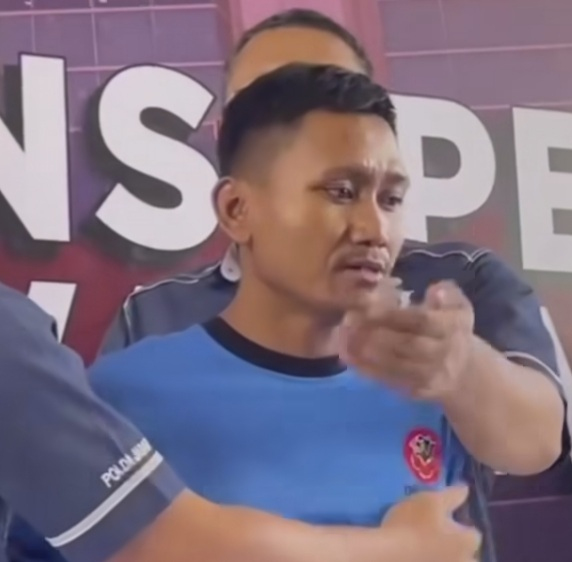 Momen Penyidik Hendak Tutup Mulut Pegi Perong saat Berikan Kesaksian ke Awak Media