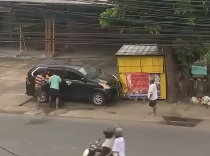 Detik-detik Mobil Bawa 12 Galon BBM Terbakar di Kota Jambi, Pemiliknya Malah Kabur