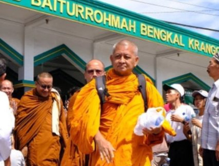 Potensi Rusak Kerukunan Ummat Beragama, MUI Minta Polemik Biksu Thudong di Masjid Dihentikan