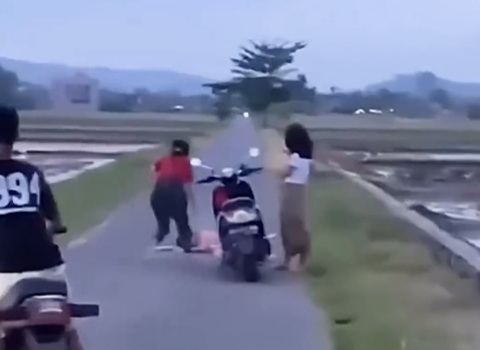 Miris Lihatnya, Tiga Wanita di Bawah Umur Mabuk Sampai Tepar di Tengah Jalan