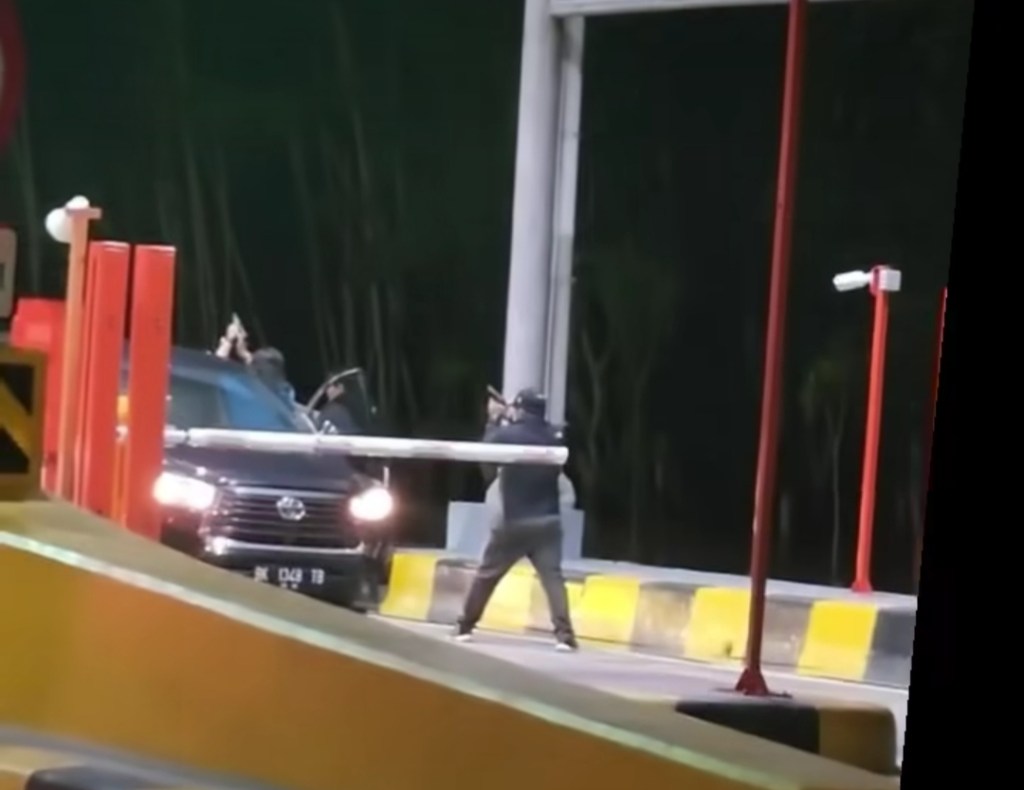 Viral! Detik-detik Penangkapan di Gerbang Tol Tanjung Pura, Polisi Lepas Tembakan&nbsp;Peringatan
